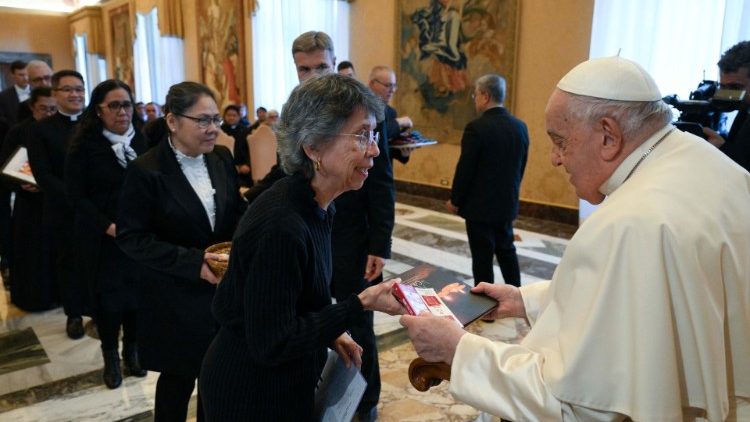 El Papa junto a los representantes de la comunidad filipina en España, lunes 16 de diciembre de 2024. (Vatican Media)