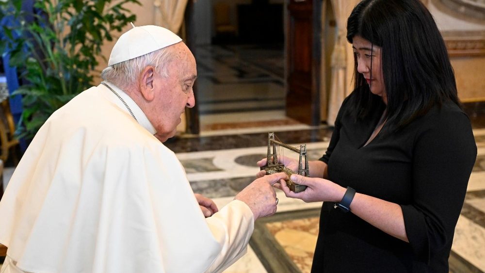 Папа з прадстаўнікамі філіпінскай супольнасці з Іспаніі