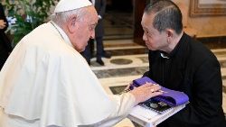 Saudação do Papa a um dos participantes da audiência com a comunidade filipina na Espanha