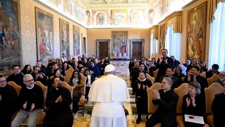 El Papa con los representantes de la comunidad filipina en España, lunes 16 de diciembre de 2024. (Vatican Media)