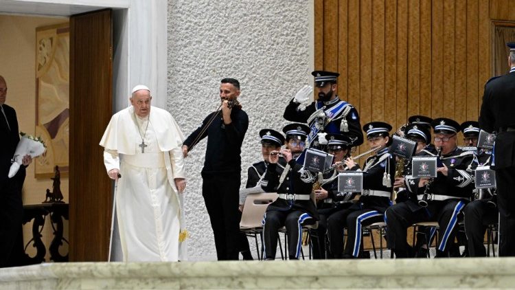 Bendi iliyotumbuiza kwenye Ukumbi wa Paulo VI