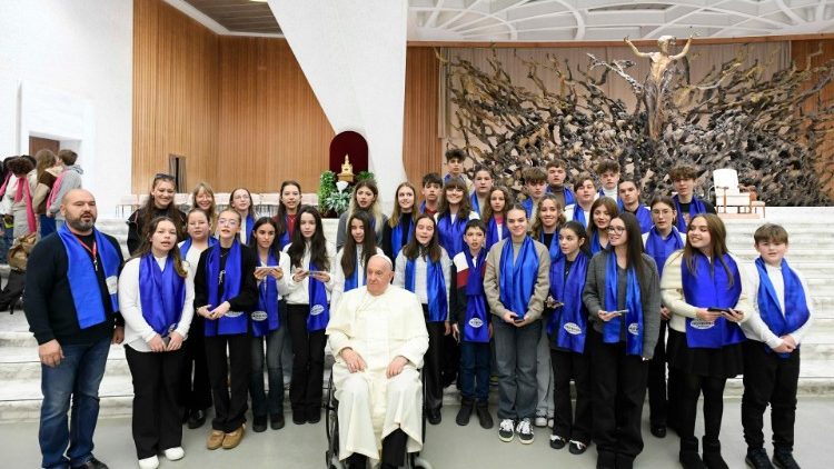 A szatmárnémeti Johann Ettinger német nyelvű iskola kórusa énekelt a Szentatyának