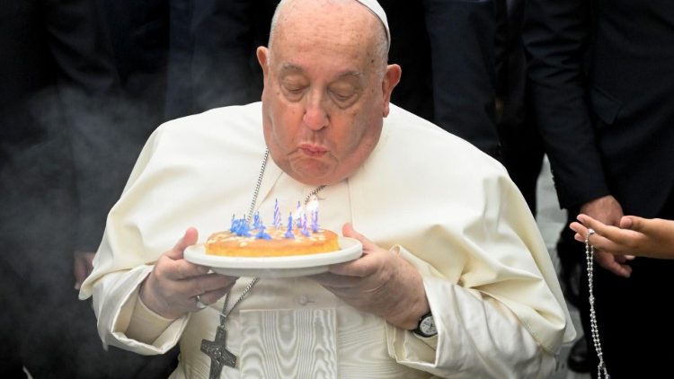 O Papa apaga as velas de um bolo oferecido pelos fiéis