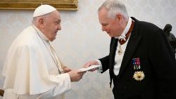 Belgiens Botschafter Bruno van der Pluijm überreicht dem Papst sein Beglaubigungsschreiben