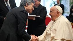 Unser Präfekt Paolo Ruffini und Papst Franziskus nach der Ansprache des katholischen Kirchenoberhaupts an die Römische Kurie