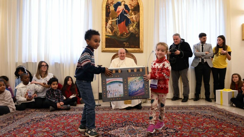 Le Pape et les enfants du dispensaire Sainte-Marthe, le 22 décembre 2024.