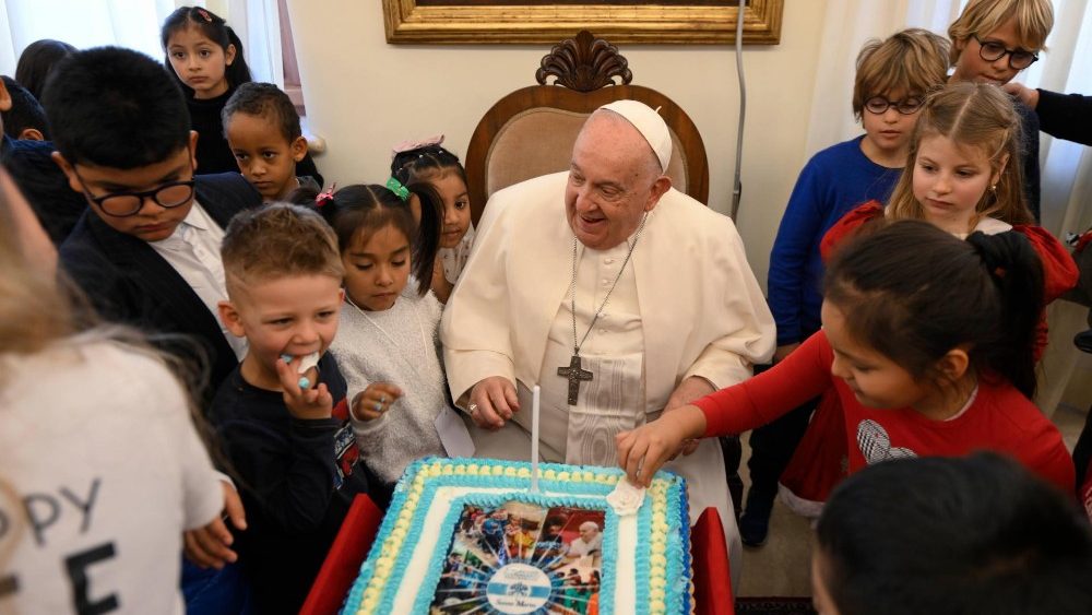 Le Pape et les enfants du dispensaire Sainte-Marthe, le 22 décembre 2024.