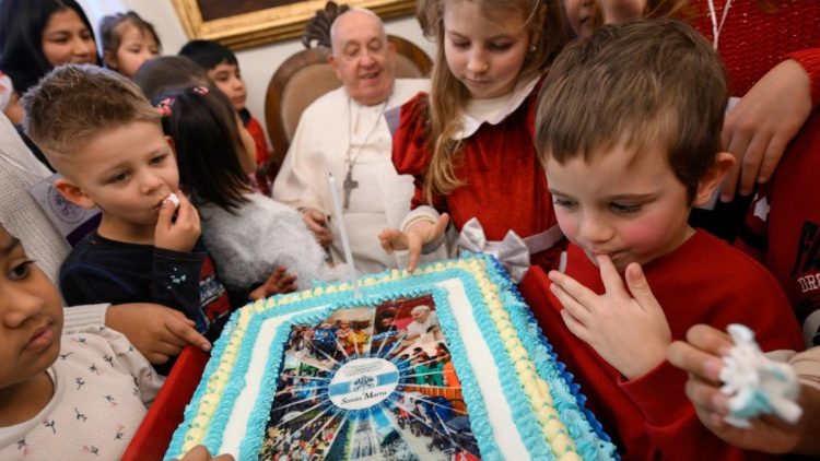 Папата с деца от диспансера "Санта Марта" във Ватикана