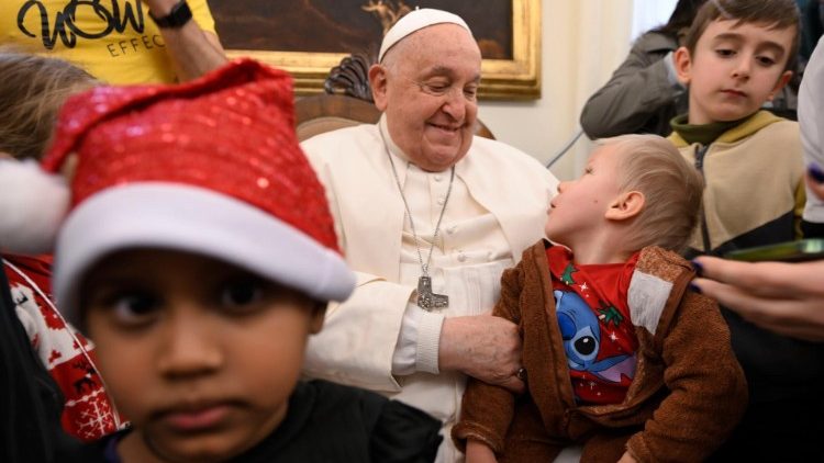 O Papa recebe as crianças do dispensário pediátrico Santa Marta