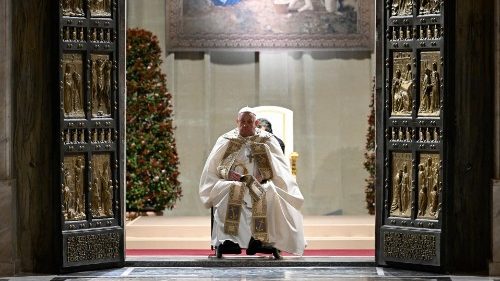 Papst passiert Heilige Pforte und eröffnet Heiliges Jahr