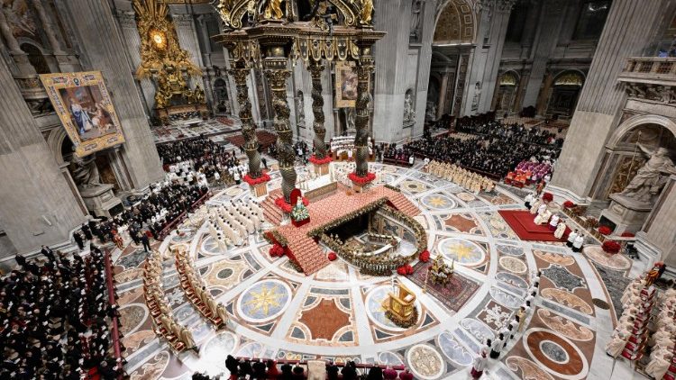  Paavi avasi Pyhän Portin ja julisti jouluyön messussa: Toivo elää! 