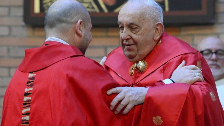 El Papa saluda a monseñor Benoni Ambarus, obispo auxiliar de la diócesis de Roma
