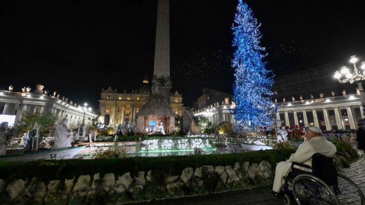 Papa reza diante do presépio