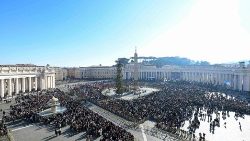 Il pieno sole al primo Angelus di Papa Francesco in San Pietro