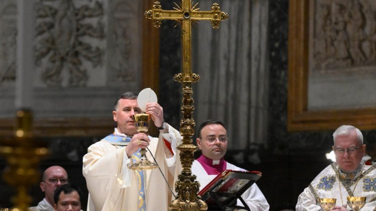 Makrickas b&iacute;boros szentmis&eacute;t mutat be a szent kapu megnyit&aacute;sa alkalm&aacute;b&oacute;l