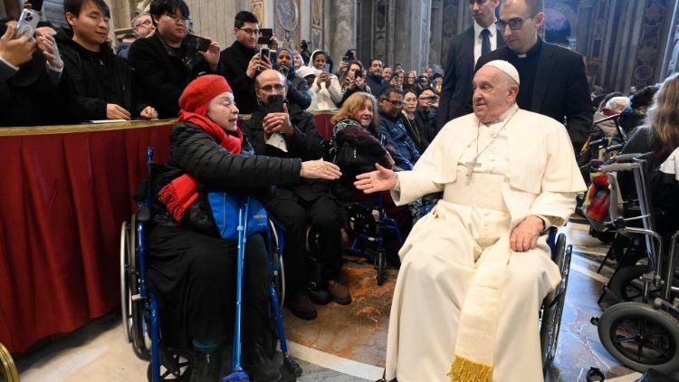 Il Papa mentre saluta alcuni fedeli