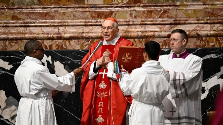 El cardenal Re celebra la misa exequial