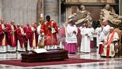 കർദ്ദിനാൾ ആഞ്ചെലോ അമാത്തോയുടെ മൃതസംസ്കാരച്ചടങ്ങിൽനിന്നുള്ള ദൃശ്യം