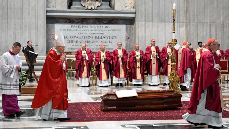 Kardinolas G. B. RE vadovauja kardinolo A. Amato laidotuvių mišioms Vatikano bazilikoje