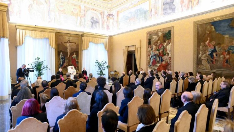 Az audiencia résztvevői meghallgatják a pápa gondolatait