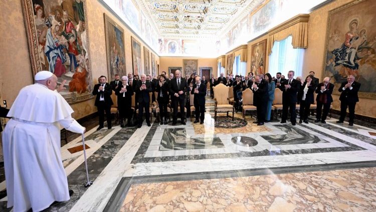 Papež přichází na audienci pro Arcibratrstvo svatých Jana Křtitele a Evangelisty maltézských rytířů z jihoitalského Catanzara 