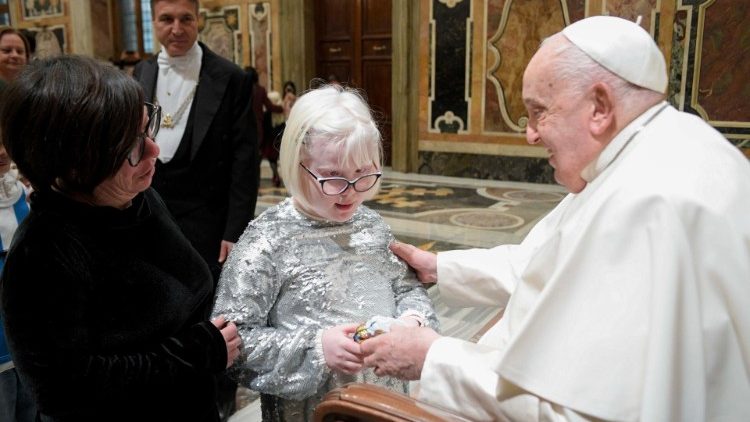 Papa amekutana na vipofu na watoto wenye ulema wa macho 