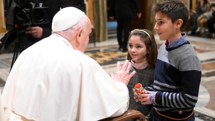 2025.01.03 Papa amekuwana na wanachama wa Chama cha Italia, cha Vipofu na Ulemavu wa Macho.