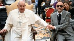 البابا يستقبل وفداً من الفتيان والشبان من الاتحاد الوطني الإيطالي للمكفوفين وضعاف البصر ويشجعهم على أن يكونوا حجاج رجاء