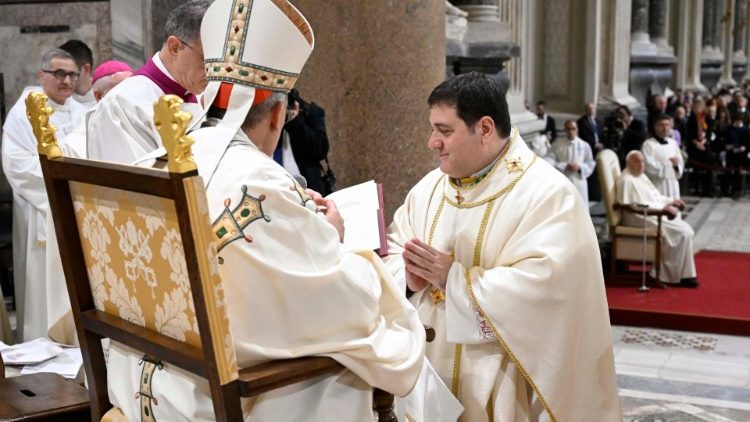 Askofu Msaidizi Renato Tarantelli Baccari wa Jimbo kuu la Roma alizaliwa tarehe 15 Aprili 1976 Jimbo kuu la Roma. 