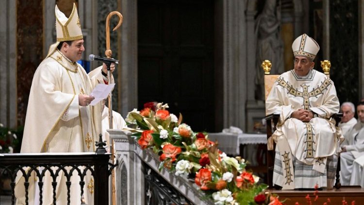 Renato Tarantelli Baccari püspökké szentelése után beszédet mond