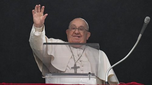 Pope at Angelus: Imitate the God of love, be messengers of hope