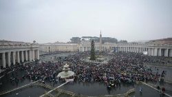 Vidudienio maldos susitikimo dalyviai Šv. Petro aikštėje 2025 m. sausio 5 d.