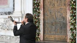 2025.01.05 Öffnung Heilige Pforte Basilika Sankt Paul vor den Mauern - Widderhorn "Jobel" zu Beginn der Feier