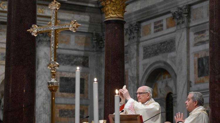 .литургията в базилика Свети Павел извън стените