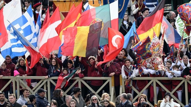 Паломники на площади Святого Петра (6 января 2025 г.)