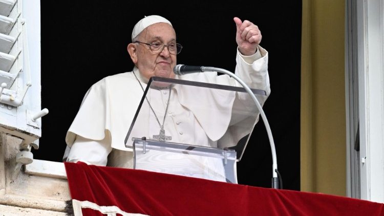 Francisco saluda tras el rezo del Ángelus