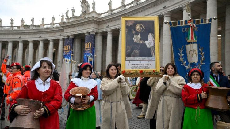 Паломники на площади Святого Петра (6 января 2025 г.)