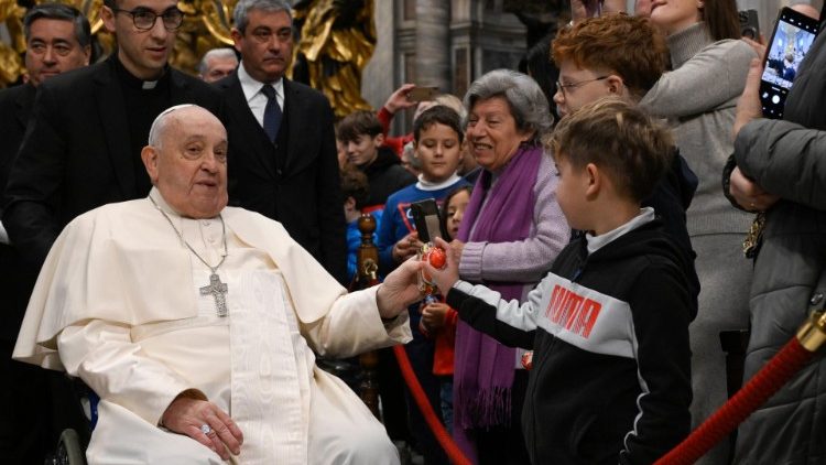 Der Papst begrüßt Gläubige