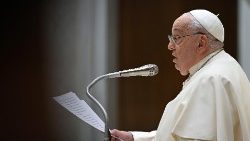 Paavi yleisaudienssissa: Joka haavoittaa lasta, vastaa siitä Jumalalle