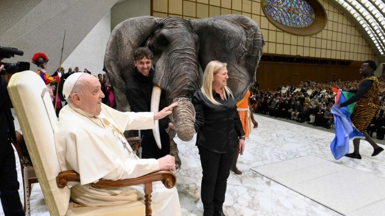 Ferenc pápa az Afrikai Cirkusz műelefántjával