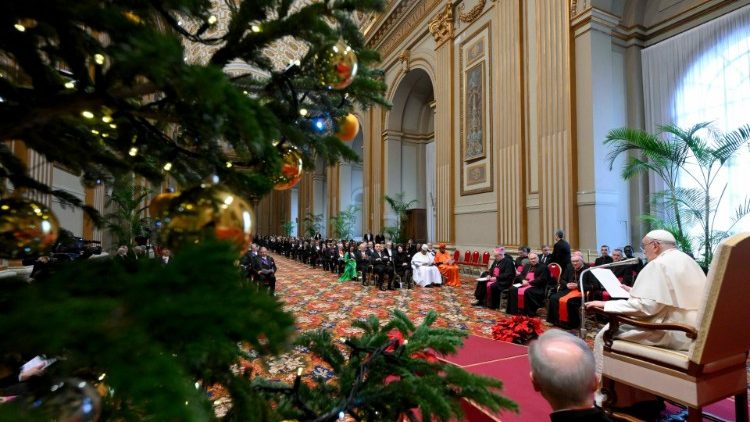 Pāvests tiekas ar diplomātiem