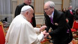 संत पापा और राजनयिक सदस्यों की भेंट