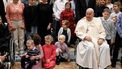 2025.01.10 Papież z podopiecznymi Klinki Onkologii i Hematologii z Wrocławia