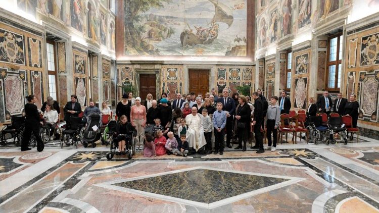 папата с болните деца от клиниката във Вроцлав