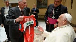 Papa recebe camiseta da Coviran 