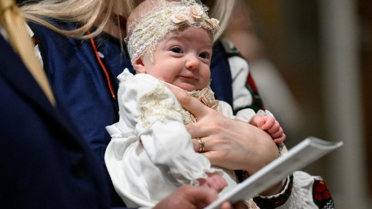 Крещение детей в Сикстинской часовне (Ватикан, 12 января 2025 г.)