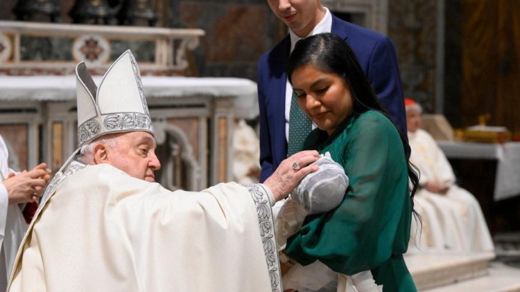 Papa akiwawekea ishala ya Msalaba