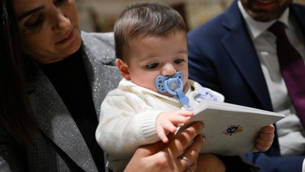 Papa Francesco battezza 21 bambini nella Cappella Sistina