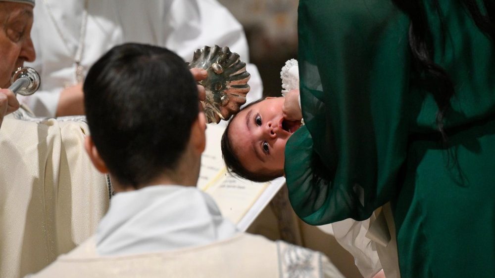 Papa Francesco battezza 21 bambini nella Cappella Sistina
