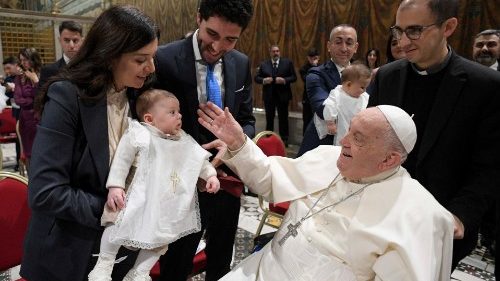 Papst tauft 21 Kinder in der Sixtinischen Kapelle